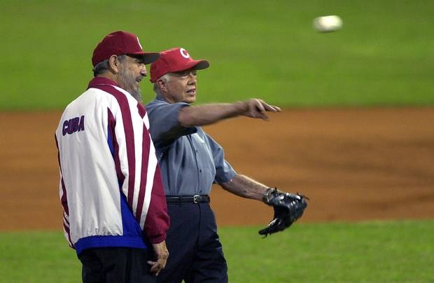 Lãnh tụ Fidel Castro và Tổng thống Mỹ Jimmy Carter làm nóng không khí tại sân vận động Mỹ Latinh ở thủ đô Havana, Cuba vào ngày 14/5/2002 trước khi các đội bắt đầu thi đấu bóng chày tại đây. (Ảnh: AP)