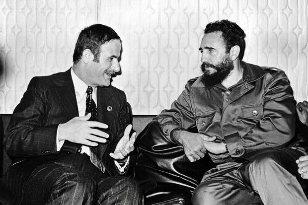 Lãnh tụ Fidel Castro trò chuyện cùng Tổng thống Syria Hafez al-Assad khi ông tới Damascus, Syria vào ngày 9/9/1973. (Ảnh: AFP)