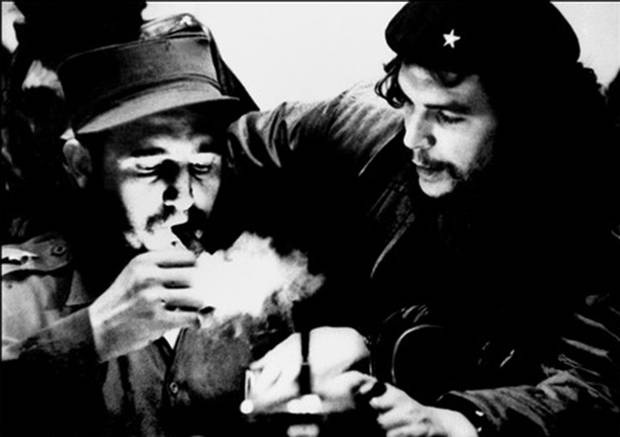 
Bức ảnh chụp vào những năm 1960: ông Fidel Castro, khi đó là thủ tướng Cuba, gặp lãnh tụ cách mạng người Argentina Ernesto Che Guevara. (Ảnh: Getty)
