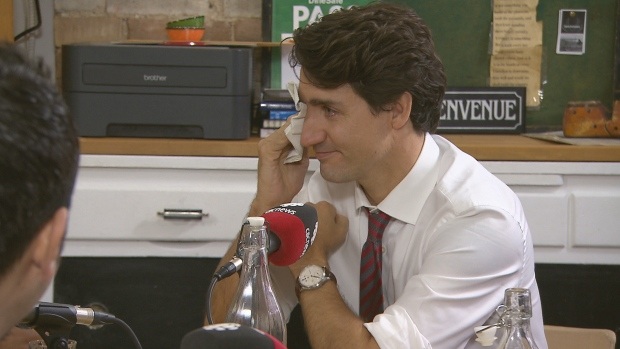 Thủ tướng Canada bật khóc khi gặp lại người tị nạn Syria - 1 Thủ tướng Justin Trudeau trong cuộc trò chuyện xúc động với người tị nạn Syria (Ảnh: NBC)