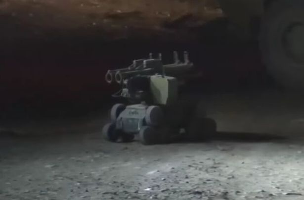 Nga tung vũ khí đặc biệt để tiêu diệt thủ lĩnh IS - 1 Robot súng đặc biệt được đặc nhiệm Nga sử dụng trong chiến dịch tiêu diệt thủ lĩnh IS (Ảnh: Dailymail)