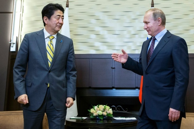 Tổng thống Putin mang quyết tâm giải quyết tranh chấp lãnh thổ tới Nhật Bản - 1 Tổng thống Nga Vladimir Putin (phải) và Thủ tướng Nhật Bản Shinzo Abe trong cuộc gặp tại Sochi, Nga hồi tháng 5 (Ảnh: AFP)
