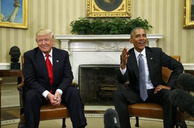 Tổng thống Obama tiết lộ chuyện “soi đường chỉ lối” cho người kế nhiệm - 1 Tổng thống Barack Obama (phải) và người kế nhiệm Donald Trump gặp nhau tại Nhà Trắng hôm 10/11 (Ảnh: Reuters)