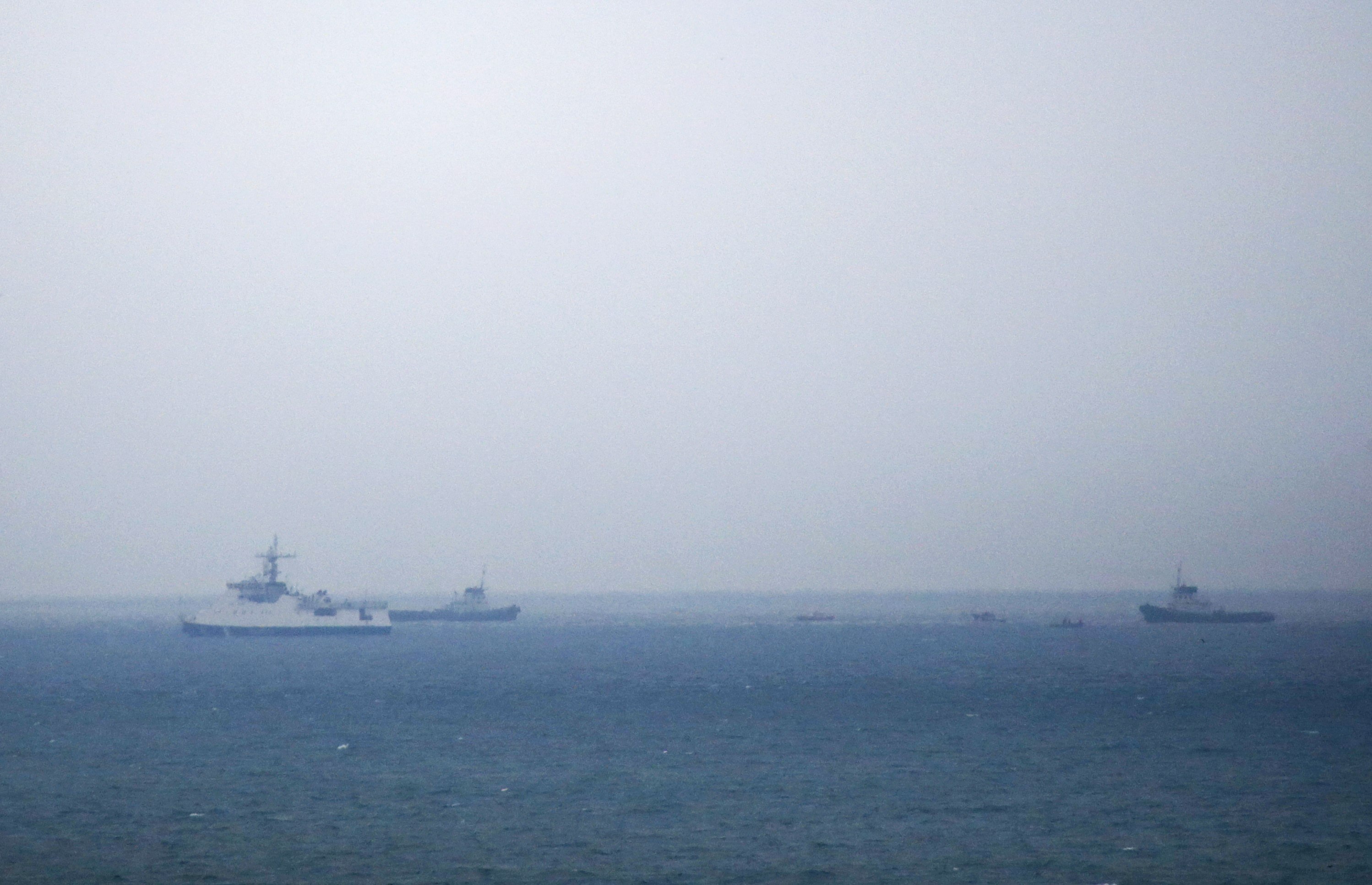 Các tàu vẫn đang mải miết tìm kiếm tại khu vực máy bay rơi