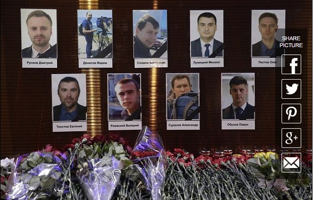 Người thân và bạn bè đặt hoa trước di ảnh của các nhà báo Nga thiệt mạng trong vụ máy bay rơi hôm qua. (Ảnh: DM)