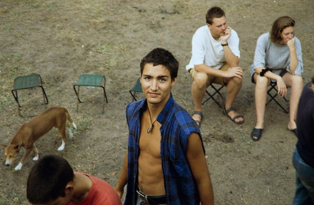 Ảnh thời trẻ của Thủ tướng Canada “đốn tim” dân mạng - 3 Vẻ đẹp phong trần của ông Trudeau khi còn trẻ (Ảnh: Twitter)