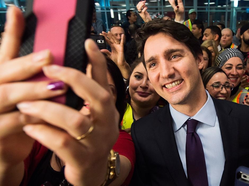 Ảnh thời trẻ của Thủ tướng Canada “đốn tim” dân mạng - 1 Thủ tướng Canada Justin Trudeau là nhà lãnh đạo rất gần gũi với công chúng (Ảnh: National Post)