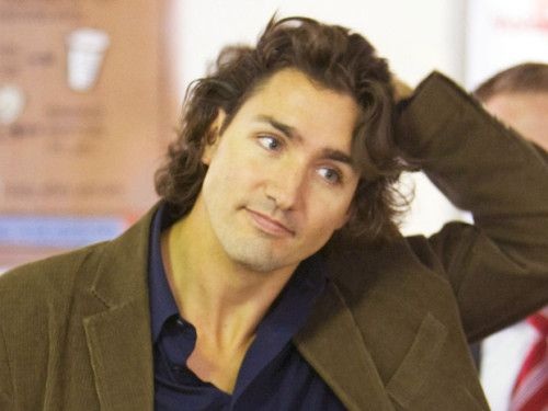 Ảnh thời trẻ của Thủ tướng Canada “đốn tim” dân mạng - 4 Mái tóc bồng bềnh lãng tử của ông Trudeau cũng khiến nhiều người chú ý (Ảnh: Twitter)
