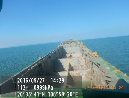 
Tàu chở bùn đất đi đổ - nơi thuyền viên Thông đang làm việc thì gặp nạn (ảnh do cơ quan chức năng cung cấp).
