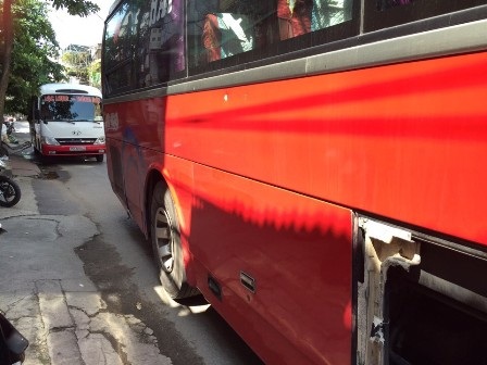 UB ATGT Quốc Gia đề nghị xử nghiêm vụ hai xe khách “hỗn chiến” - 1 Hiện trường hai xe khách sau vụ hỗn chiến
