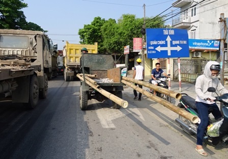 Hải Phòng: "Máy chém" di động nghênh ngang trong giờ cao điểm - 2 Hải Phòng: "Máy chém" di động nghênh ngang trong giờ cao điểm - 2
