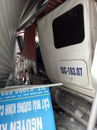 Chủ nhà bàng hoàng kể vụ xe container "xuyên thủng" 3 nhà dân - 2 Đầu xe bị một mái nhà đổ xuống phủ kín