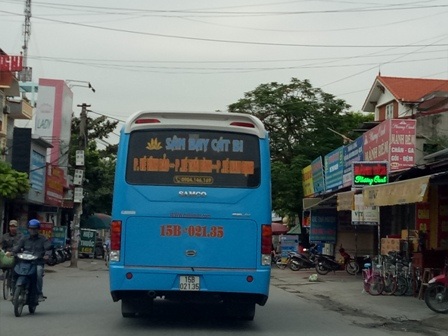 Xe buýt trá hình hoạt động rầm rộ trong sân bay Cát Bi - 1
Trên xe ghi rõ dòng chữ sân bay Cát Bi và logo ngành hàng không.