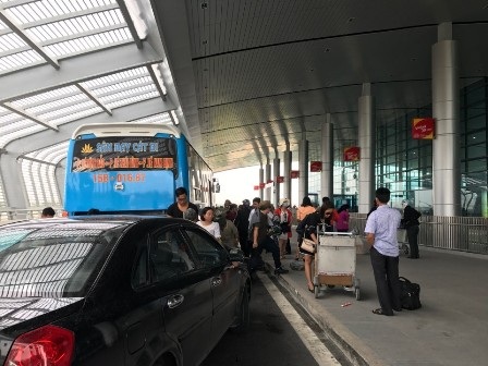 Xe buýt trá hình hoạt động rầm rộ trong sân bay Cát Bi - 4 Xe hợp đồng chở khách đoàn nhưng lại dán logo ngành hàng không để nhặt khách lẻ