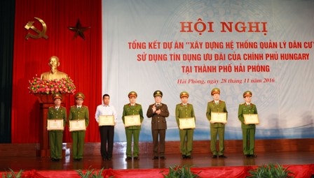 Hải Phòng hiện đại hóa thủ tục hành chính nhờ dự án "hệ thống quản lý dân cư" - 1 Bộ Công an trao bằng khen cho các đơn vị cá nhân suất sắc trong quá trình thực hiện dự án ( ảnh Ngọc Khánh)