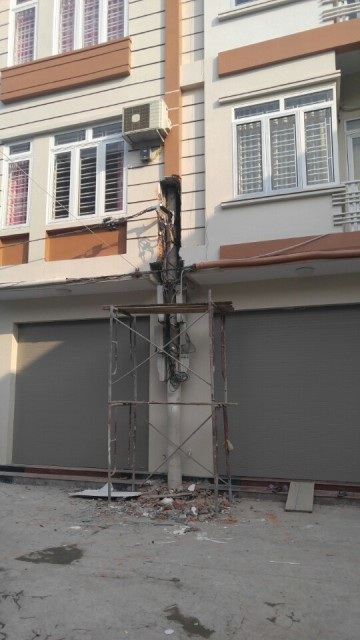 Vụ nhà 3 tầng "nuốt" cột điện: Di dời cột điện - 2
UBND phường đang chỉ đạo tháo dỡ phần nhà xây lấn ra ngoài, bao bọc cả cây cột điện