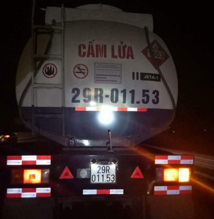 Ô tô dừng thay lốp trên cao tốc, hai người bị tông tử vong - 2
Chiếc xe bồn gây ra tai nạn