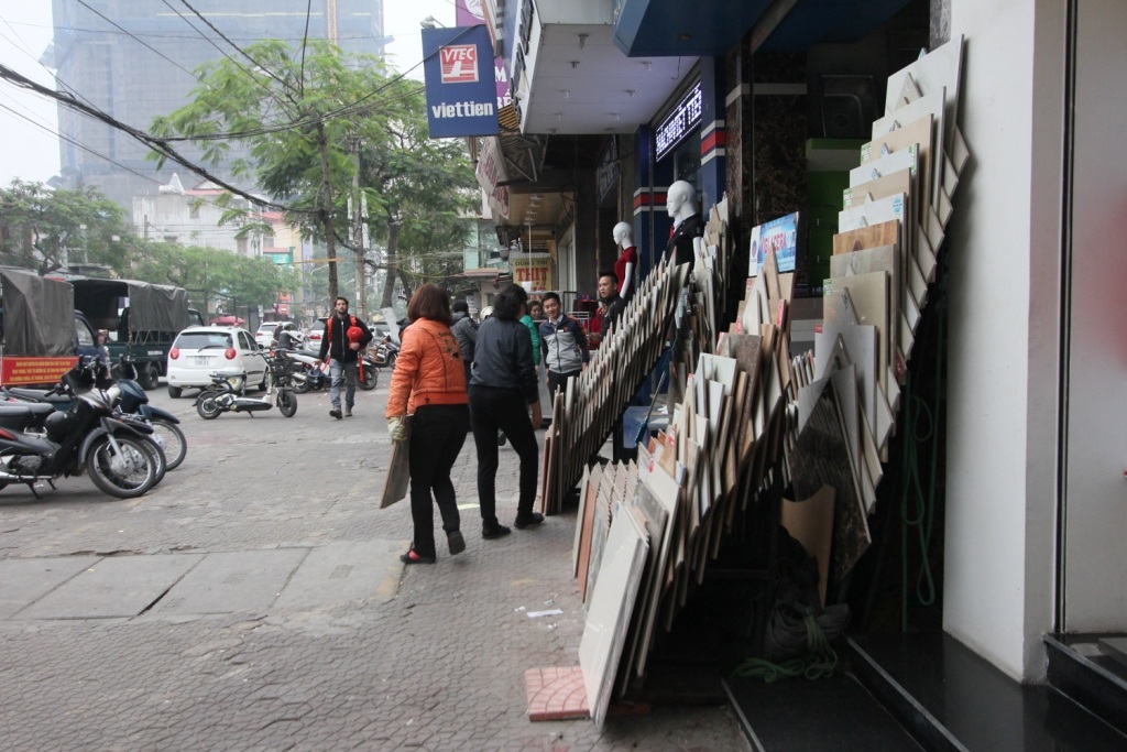 Hải Phòng cũng ra quân đòi lại vỉa hè cho người đi bộ - 4
Nhiều hộ kinh doanh thấy cơ quan chức năng ra quân đã tự tháo dỡ, di dời vật cản lấn chiếm vỉa hè