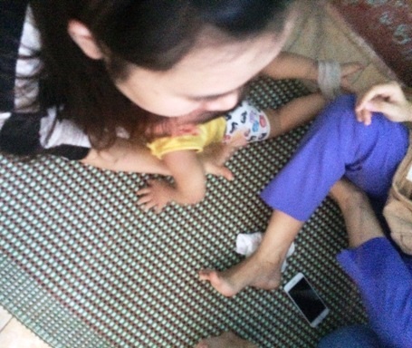 
Cảnh cháu L. bị các cô nuôi trói chân...
