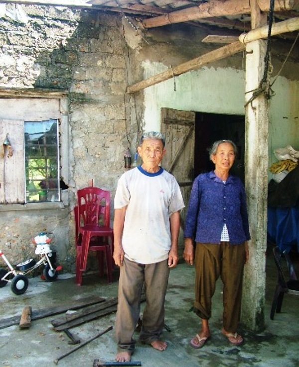Vợ chồng già vui mừng nhận sổ đỏ sau loạt bài điều tra theo đơn thư trên Báo Dân trí - 2 Hình ảnh đôi vợ chồng già ngày đầu tìm đến Báo Dân trí để đòi lại công lý