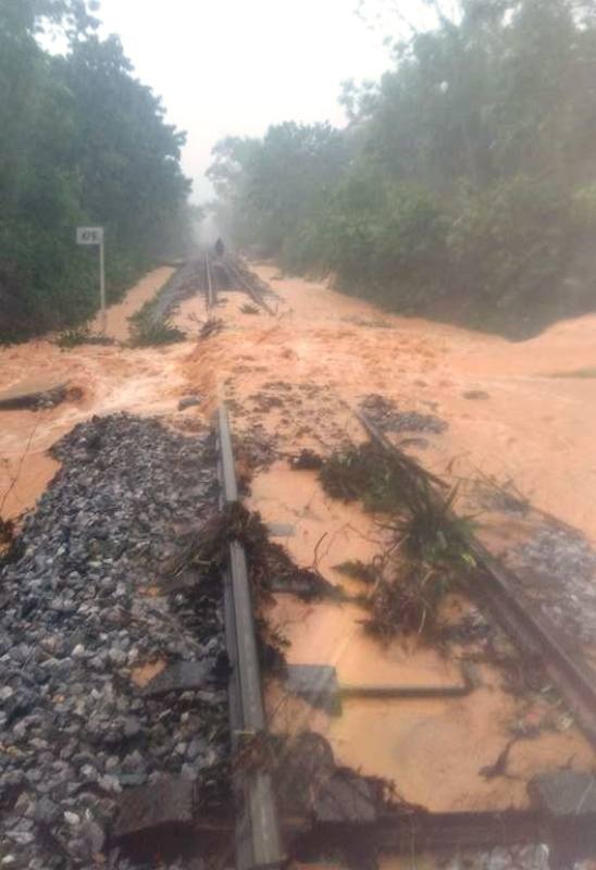 Mưa khủng khiếp đã khiến tuyến đường sắt qua Quảng Bình bị ngưng trệ nhiều ngày liền