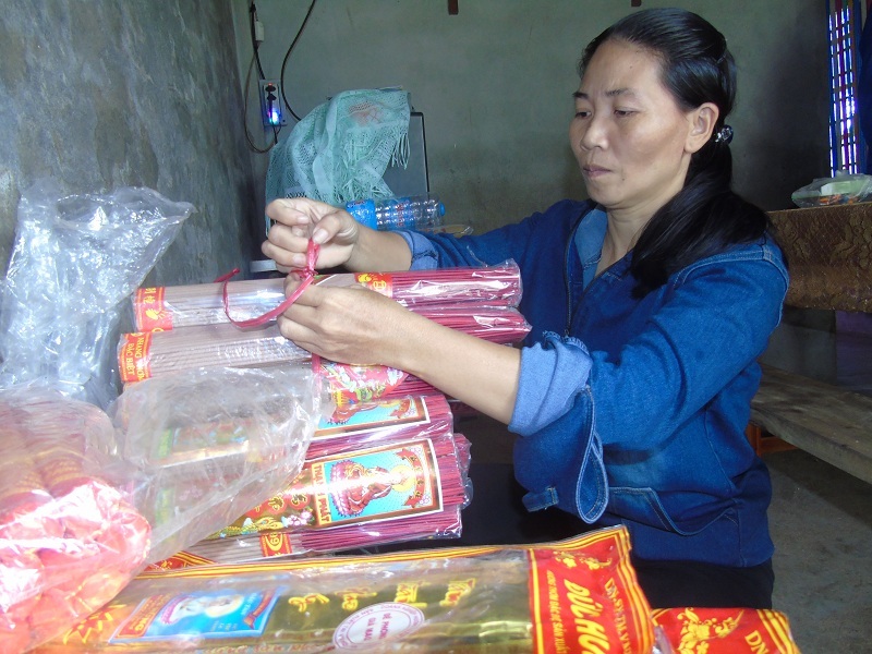 Chị Hà làm đủ thứ nghề để kiếm tiền chăm lo cho bố mẹ và các con của mình