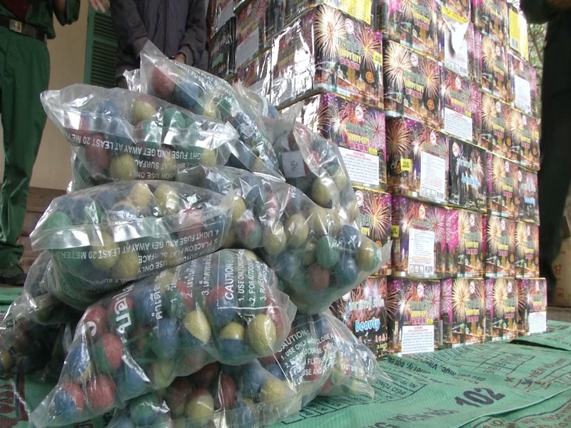 Bắt giữ vụ vận chuyển hơn 200 kg pháo lậu từ Lào về Việt Nam - 1 Lực lượng chức năng phát hiện trên 2 xe có 221 kg pháo, tương đương với gần 12 nghìn quả. (Ảnh Đ.T)