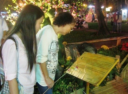 Người dân TPHCM “sốt sắng” bầu chọn quốc hoa - 5