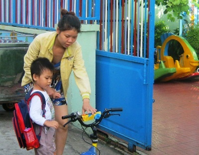 Con đi nhà trẻ, phụ huynh phải “rắn” - 1