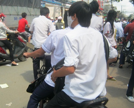 Không “ngán” công an, thí sinh đầu trần phi xe máy - 1 Không “ngán” công an, thí sinh đầu trần phi xe máy - 1