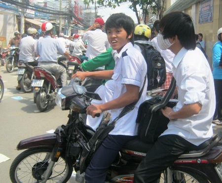 Không “ngán” công an, thí sinh đầu trần phi xe máy - 2 Không “ngán” công an, thí sinh đầu trần phi xe máy - 2