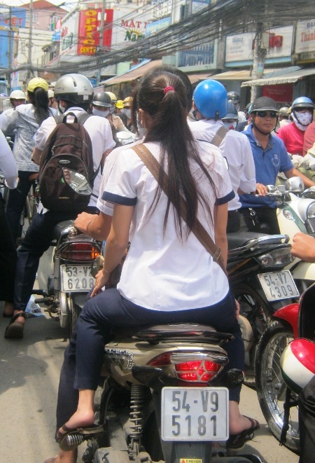 Không “ngán” công an, thí sinh đầu trần phi xe máy - 8 Không “ngán” công an, thí sinh đầu trần phi xe máy - 8