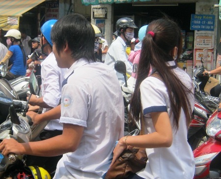 Không “ngán” công an, thí sinh đầu trần phi xe máy - 3 Không “ngán” công an, thí sinh đầu trần phi xe máy - 3