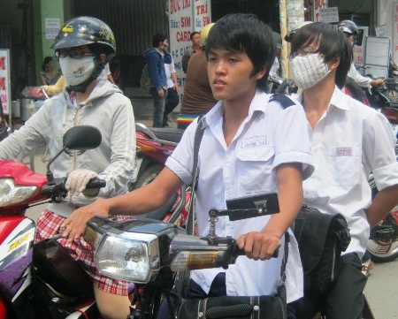 Không “ngán” công an, thí sinh đầu trần phi xe máy - 5 Không “ngán” công an, thí sinh đầu trần phi xe máy - 5