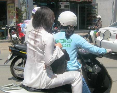 Không “ngán” công an, thí sinh đầu trần phi xe máy - 4 Không “ngán” công an, thí sinh đầu trần phi xe máy - 4