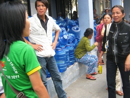 SV tiếp sức mùa thi kể chuyện bị dọa “xử” - 3