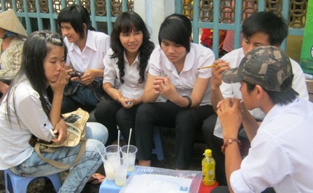 Dịch vụ ăn theo “hốt bạc” dịp thi đại học - 3 Dịch vụ ăn theo “hốt bạc” dịp thi đại học - 3