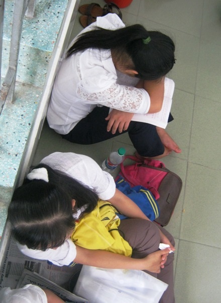 Sĩ tử trốn nắng dưới gốc cà phê - 4 Sĩ tử trốn nắng dưới gốc cà phê - 4