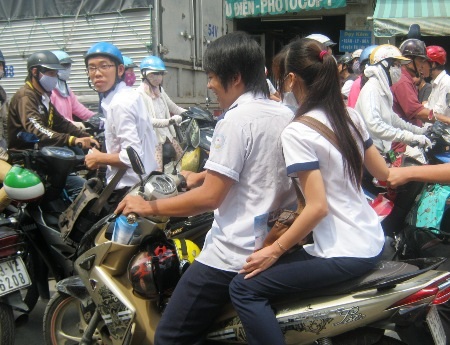 TPHCM vận động HS, SV nói không với xe máy  - 1