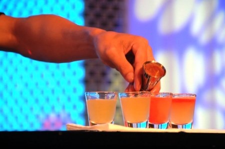 “Ngất ngây” với màn trình diễn của bartender Hà Thành - 11 “Ngất ngây” với màn trình diễn của bartender Hà Thành - 11
