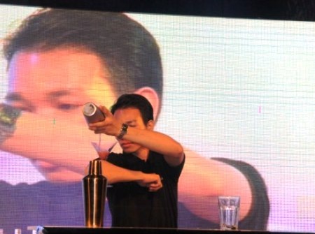 “Ngất ngây” với màn trình diễn của bartender Hà Thành - 10 “Ngất ngây” với màn trình diễn của bartender Hà Thành - 10