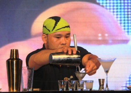 “Ngất ngây” với màn trình diễn của bartender Hà Thành - 4 “Ngất ngây” với màn trình diễn của bartender Hà Thành - 4