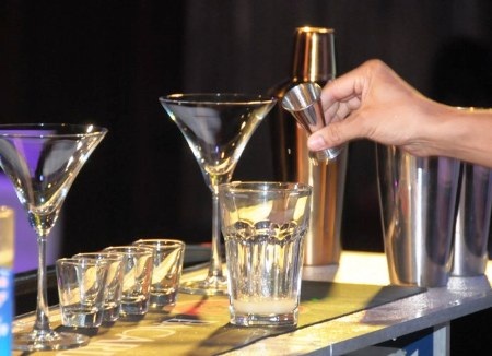 “Ngất ngây” với màn trình diễn của bartender Hà Thành - 12 “Ngất ngây” với màn trình diễn của bartender Hà Thành - 12