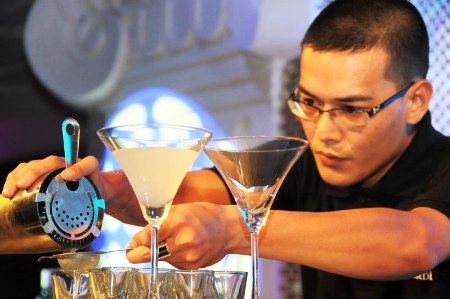 “Ngất ngây” với màn trình diễn của bartender Hà Thành - 13 “Ngất ngây” với màn trình diễn của bartender Hà Thành - 13