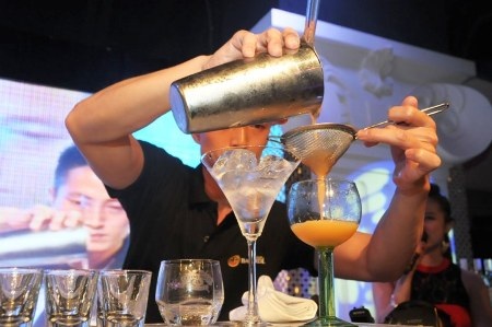 “Ngất ngây” với màn trình diễn của bartender Hà Thành - 3 “Ngất ngây” với màn trình diễn của bartender Hà Thành - 3