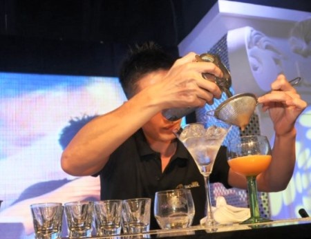 “Ngất ngây” với màn trình diễn của bartender Hà Thành - 2 “Ngất ngây” với màn trình diễn của bartender Hà Thành - 2