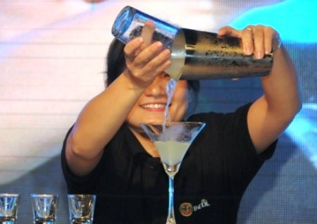 “Ngất ngây” với màn trình diễn của bartender Hà Thành - 6 “Ngất ngây” với màn trình diễn của bartender Hà Thành - 6