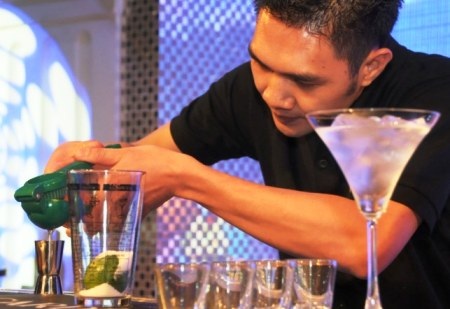 “Ngất ngây” với màn trình diễn của bartender Hà Thành - 8 “Ngất ngây” với màn trình diễn của bartender Hà Thành - 8