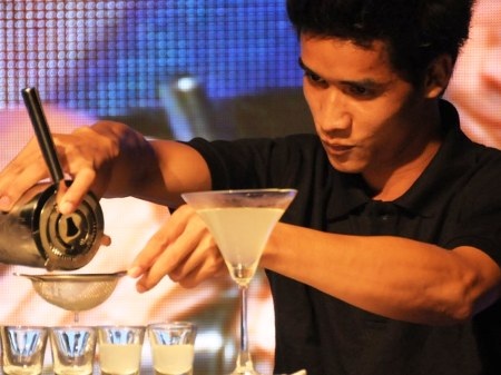 “Ngất ngây” với màn trình diễn của bartender Hà Thành - 9 “Ngất ngây” với màn trình diễn của bartender Hà Thành - 9