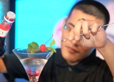 “Ngất ngây” với màn trình diễn của bartender Hà Thành - 1 “Ngất ngây” với màn trình diễn của bartender Hà Thành - 1